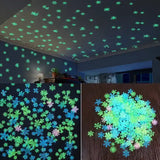 Pimedas helendavad lumehelbed